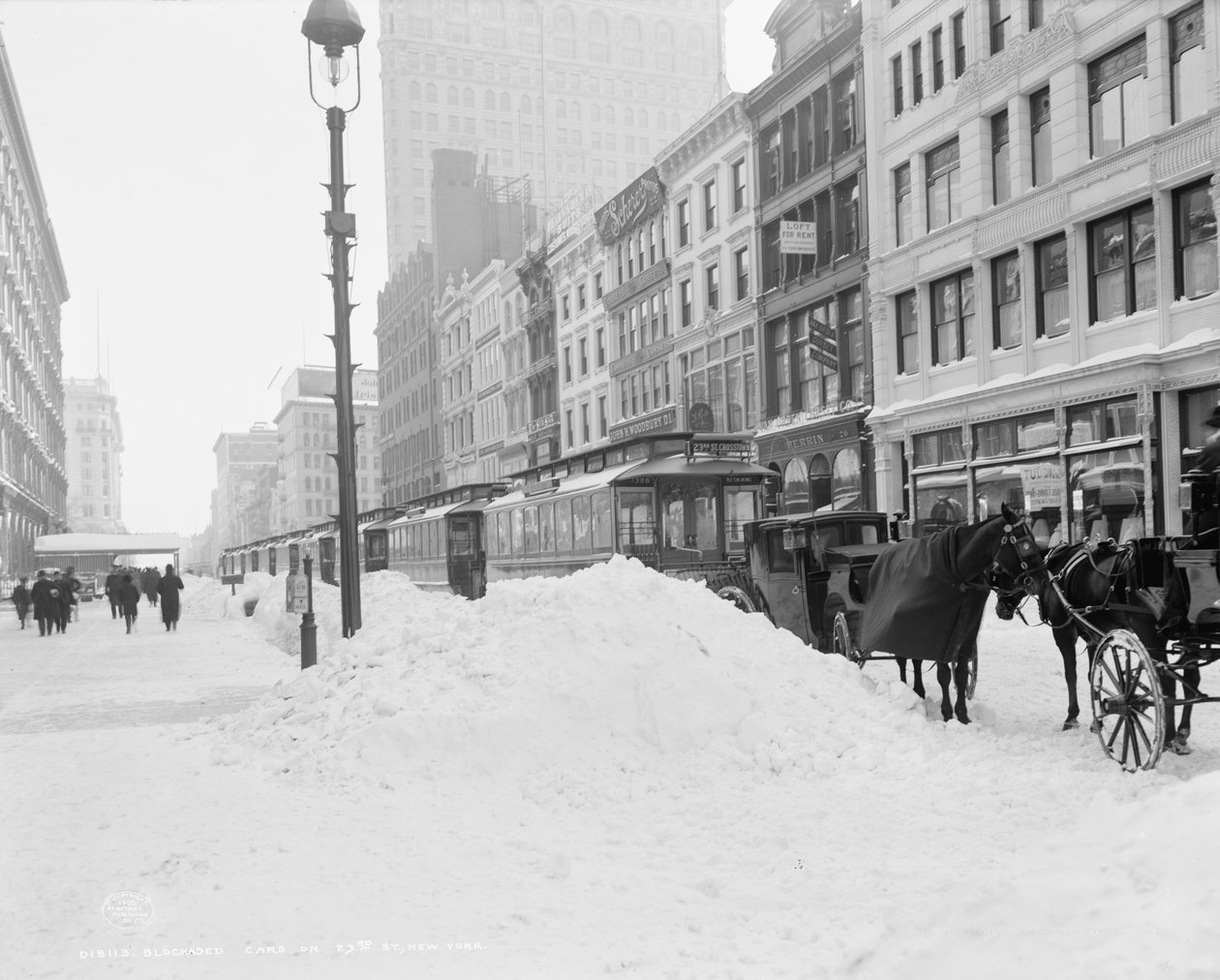 Zablokowany transport na 23 ulicy po burzy śnieżnej, Nowy Jork, ok. 1905 (zdjęcie czarno-białe) autorstwa Detroit Publishing Co.