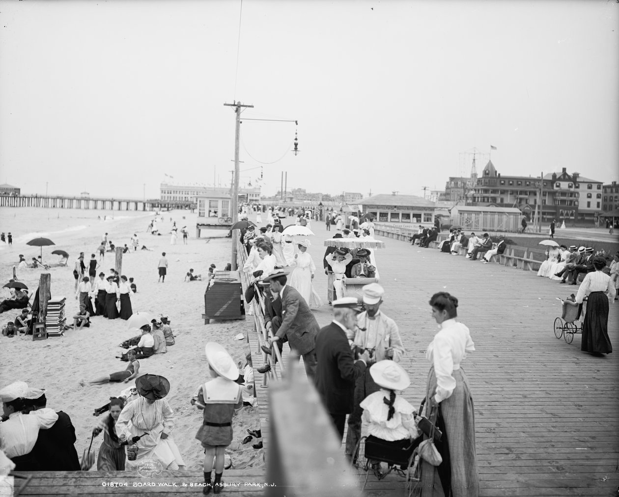 Promenada i plaża, Asbury Park, ok. 1905 (zdjęcie czarno-białe) autorstwa Detroit Publishing Co.