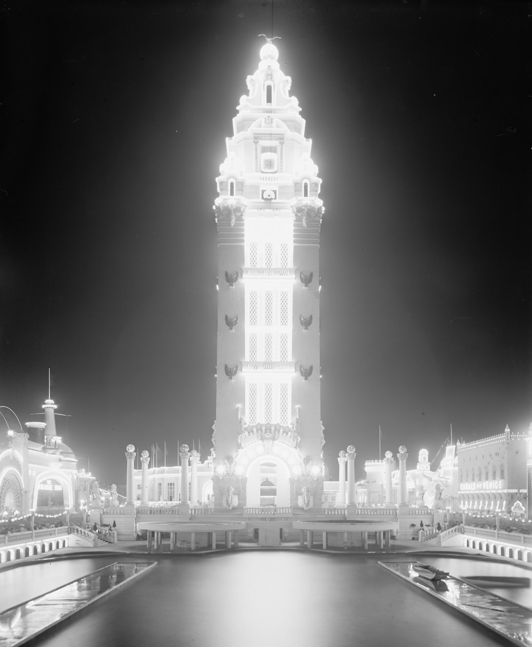 Dreamland nocą, Coney Island, Nowy Jork, ok. 1905 (zdjęcie czarno-białe) autorstwa Detroit Publishing Co.