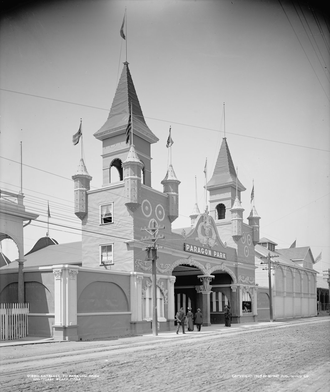 Wejście do parku Paragon, plaża Nantasket, ok. 1905 (zdjęcie czarno-białe) autorstwa Detroit Publishing Co.