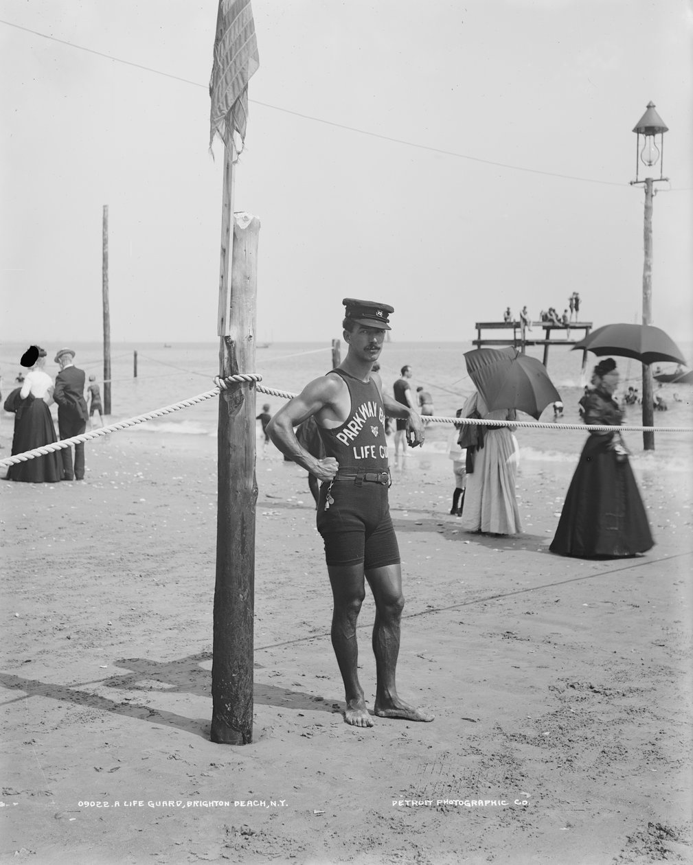 Ratownik, Brighton Beach, Brooklyn, Nowy Jork, USA, ok. 1905 (zdjęcie czarno-białe) autorstwa Detroit Publishing Co.