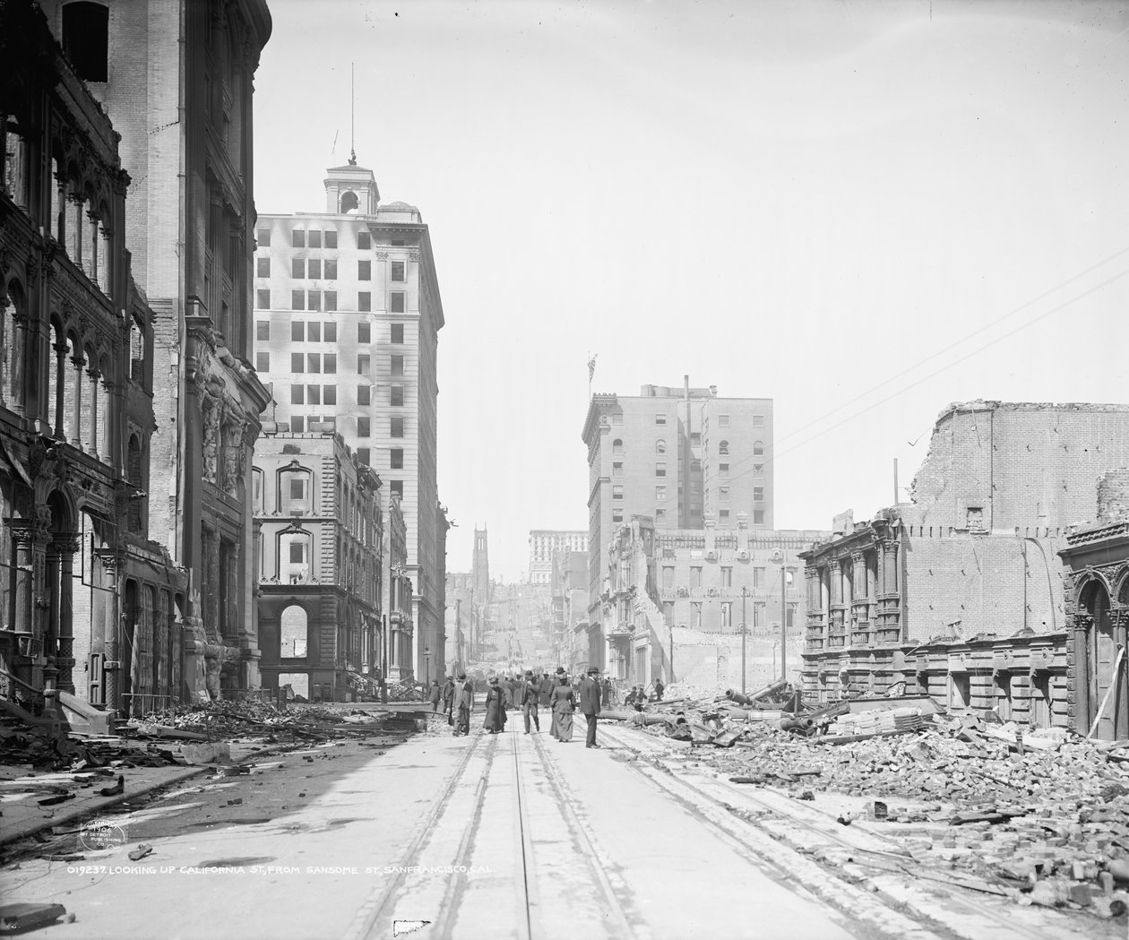 Patrząc w górę California Street z Sansome Street w San Francisco autorstwa Detroit Publishing Co.