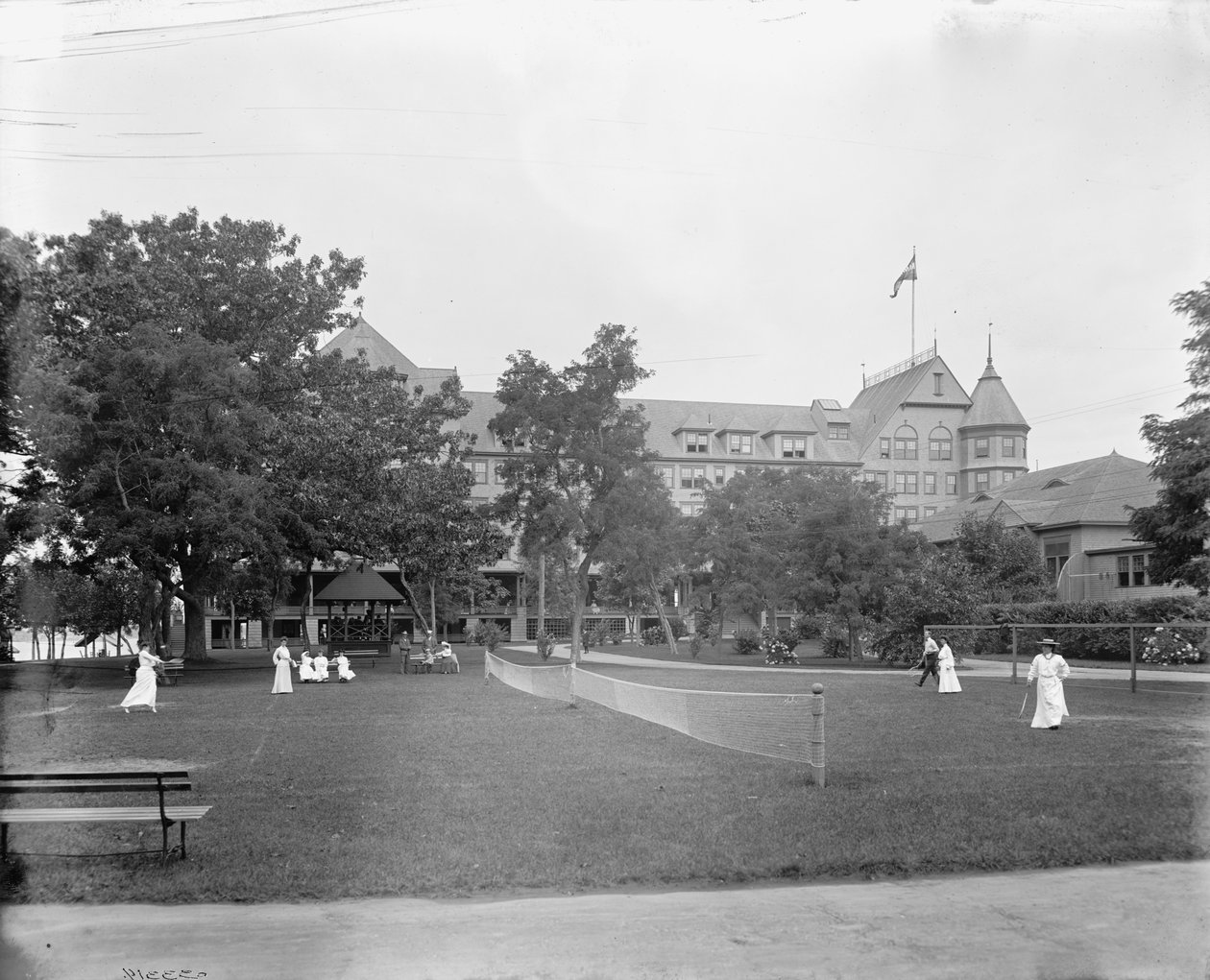 Manhasset, tenis w Manhanset House, Shelter Island, Nowy Jork, c.1904 autorstwa Detroit Publishing Co.