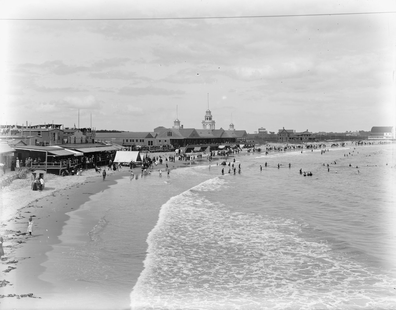 Plaża i molo Narragansett, Rhode Island, ok. 1899 (zdjęcie czarno-białe) autorstwa Detroit Publishing Co.