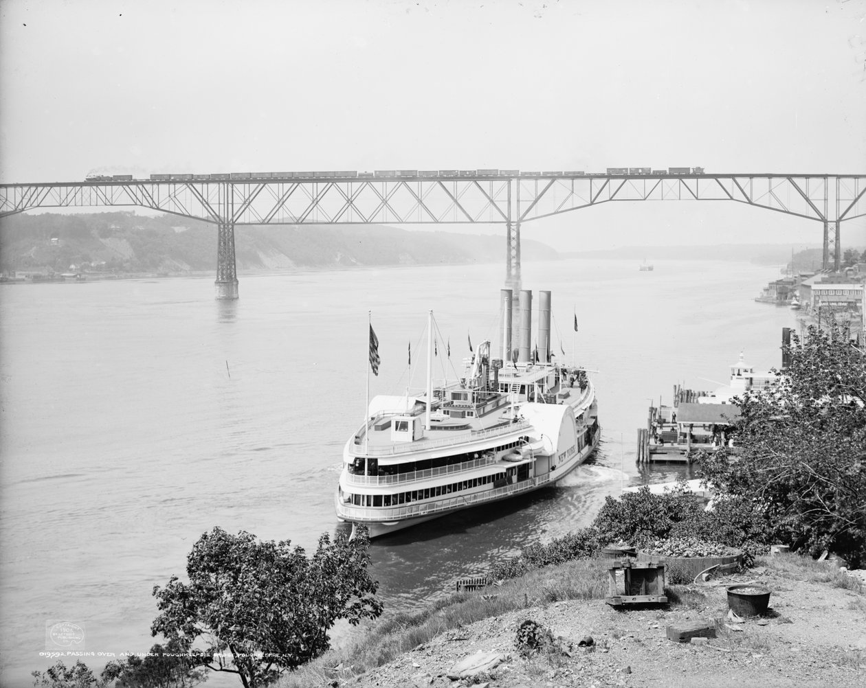 Przechodząc nad i pod mostem Poughkeepsie, Poughkeepsie, Nowy Jork, ok. 1906 autorstwa Detroit Publishing Co.