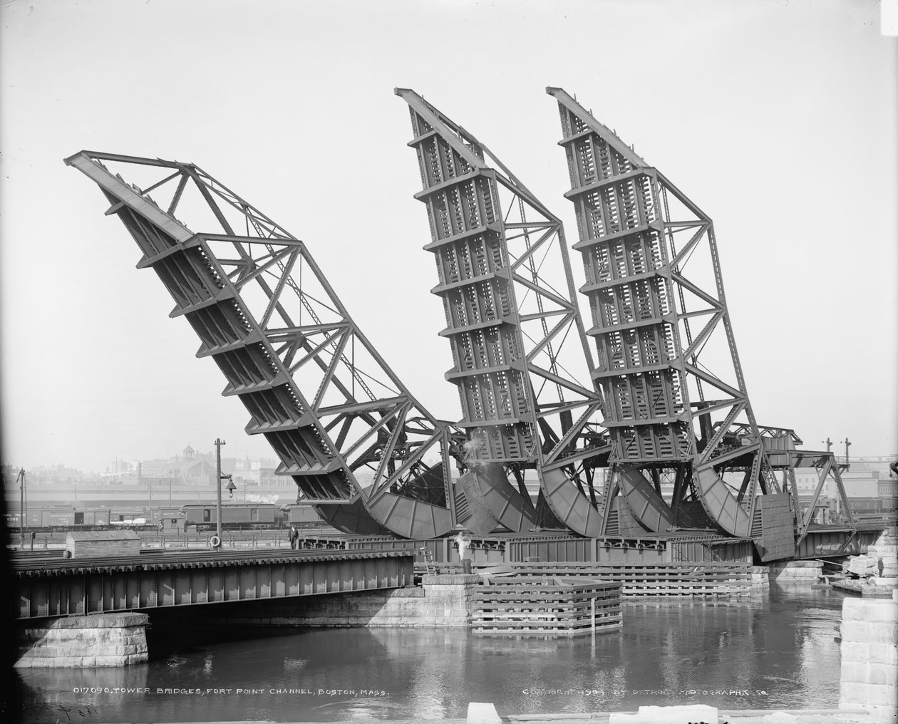 Podniesione mosty Tower, Fort Point Channel, Boston, ok. 1904 (zdjęcie czarno-białe) autorstwa Detroit Publishing Co.