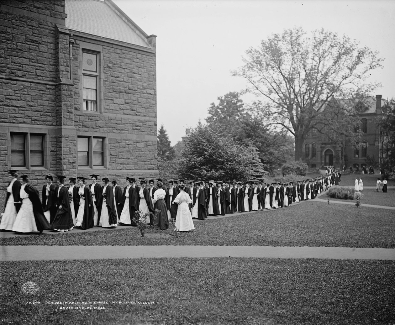 Marsz seniorów do kaplicy, Mt. Holyoke College, South Hadley, Massachusetts, ok. 1908 r. autorstwa Detroit Publishing Co.