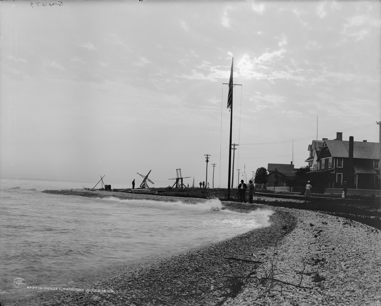 Zachód słońca, Wyspa Mackinac, Michigan, ok. 1908 (zdjęcie czarno-białe) autorstwa Detroit Publishing Co.