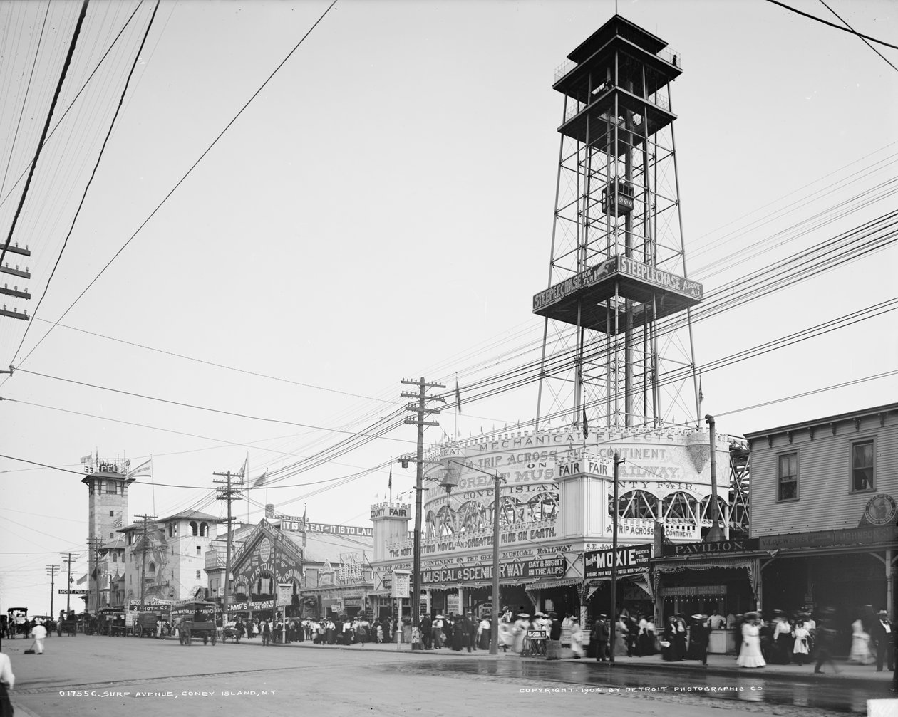 Surf Avenue, Coney Island, ok. 1904 (zdjęcie czarno-białe) autorstwa Detroit Publishing Co.