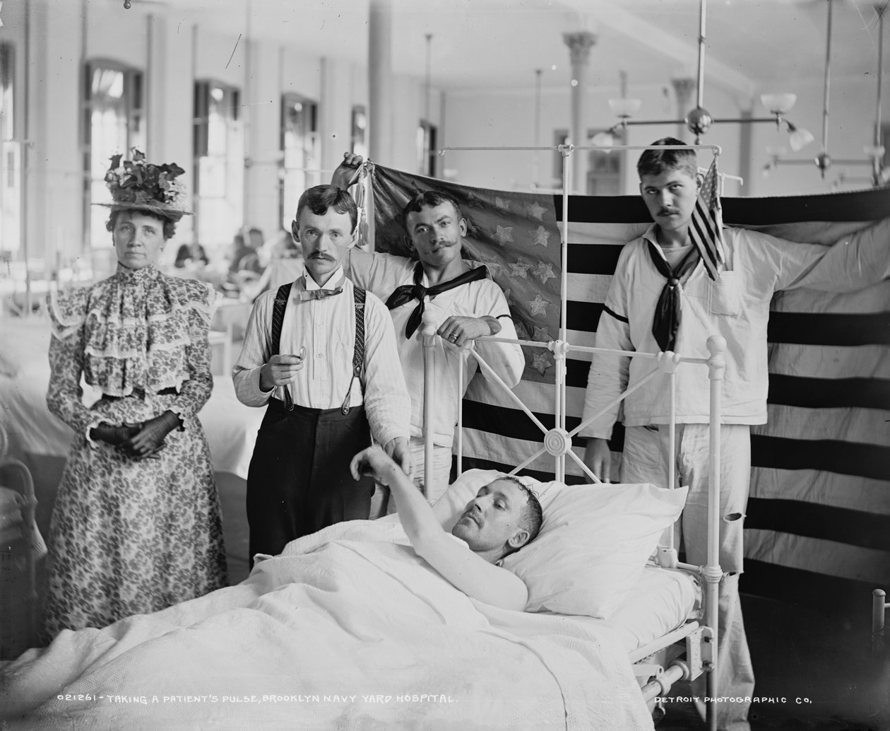 Badanie pulsu pacjenta, Brooklyn Navy Yard Hospital, ok. 1890-1901 autorstwa Detroit Publishing Co.