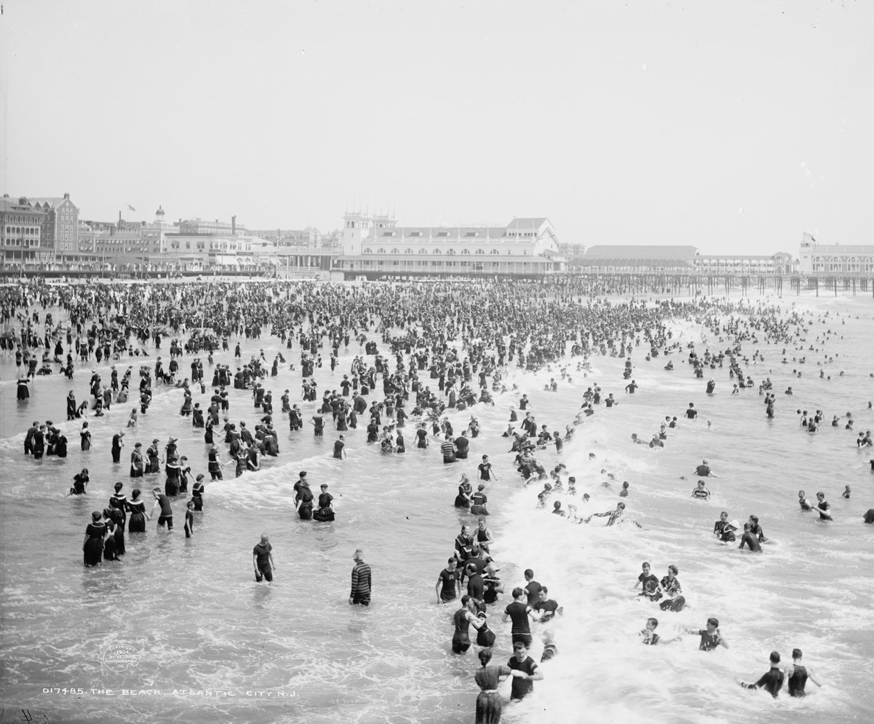 Plaża, Atlantic City, ok. 1904 (zdjęcie czarno-białe) autorstwa Detroit Publishing Co.
