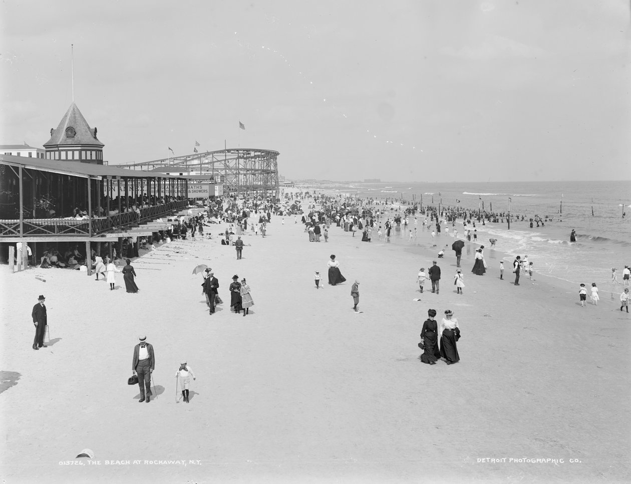 Plaża w Rockaway, Nowy Jork, 1900-06 autorstwa Detroit Publishing Co.