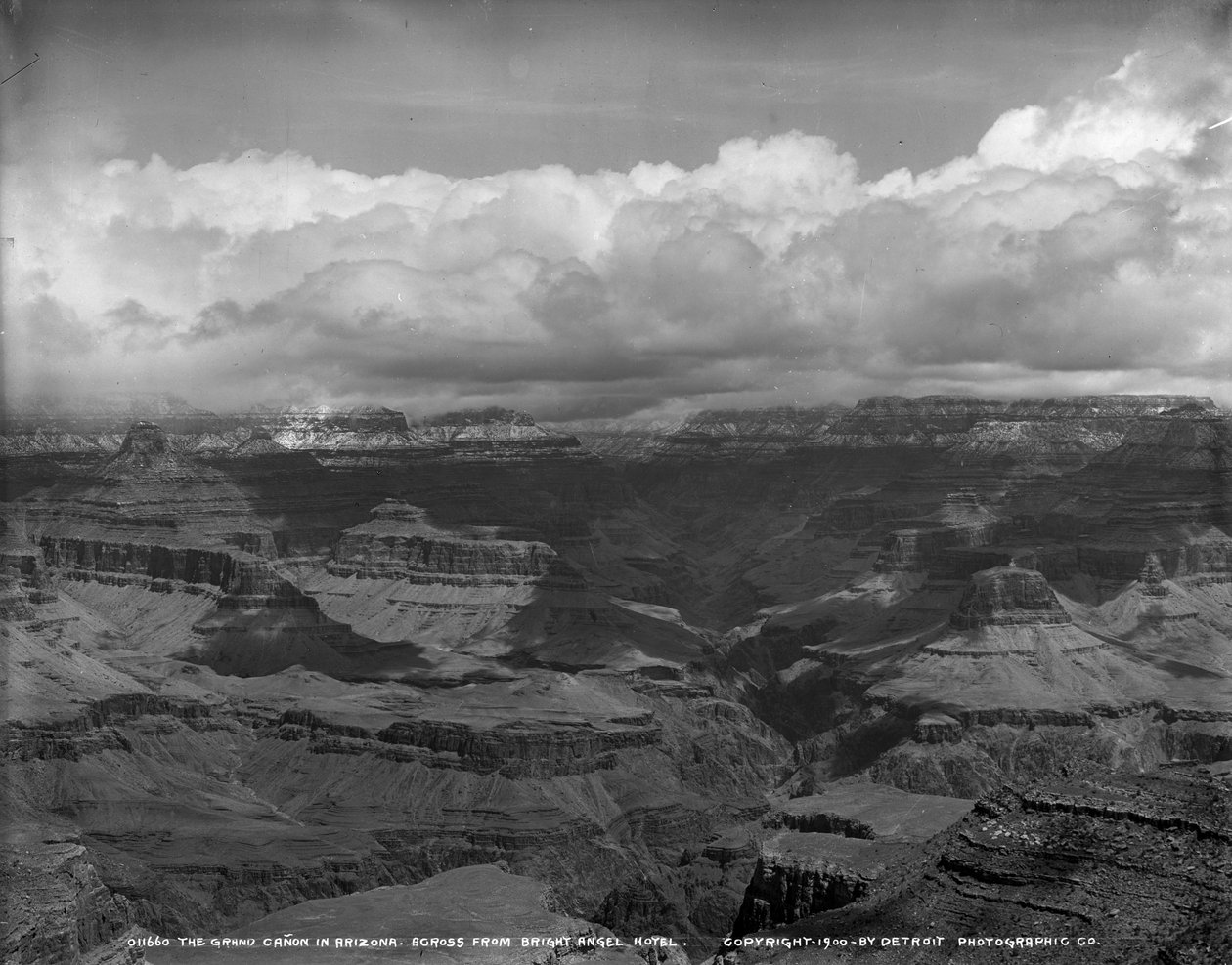 Grand Canon w Arizonie naprzeciwko hotelu Bright Angel, ok. 1900 r. autorstwa Detroit Publishing Co.