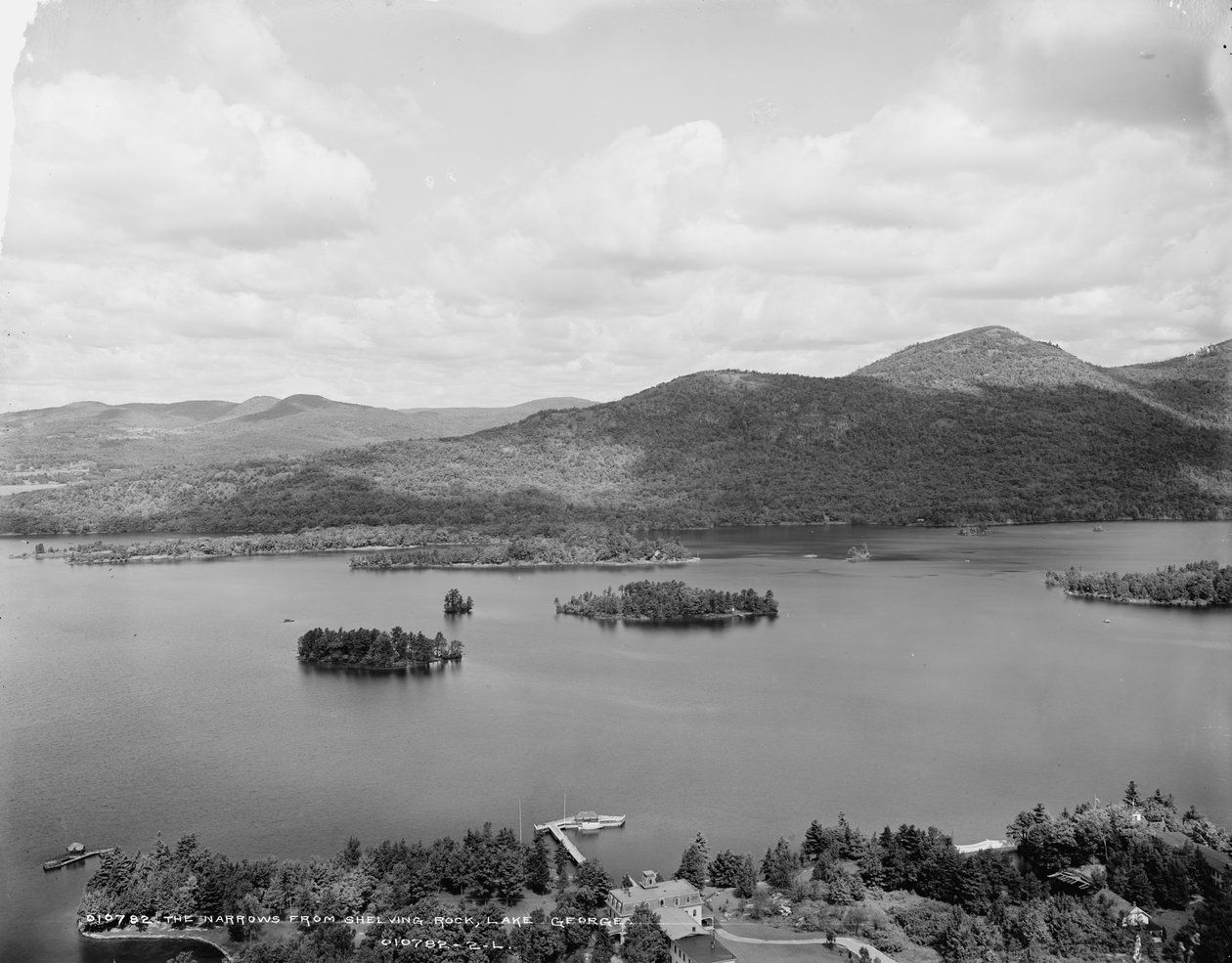 The Narrows z Shelving Rock, Lake George, c.1900-06 autorstwa Detroit Publishing Co.