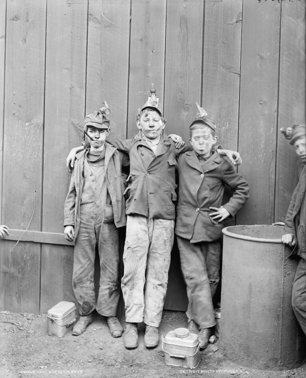 Trzech Coal Breaker Boys, Woodward Coal Mines, Kingston, Pensylwania, USA, ok. 1890 (zdjęcie czarno-białe) autorstwa Detroit Publishing Co.