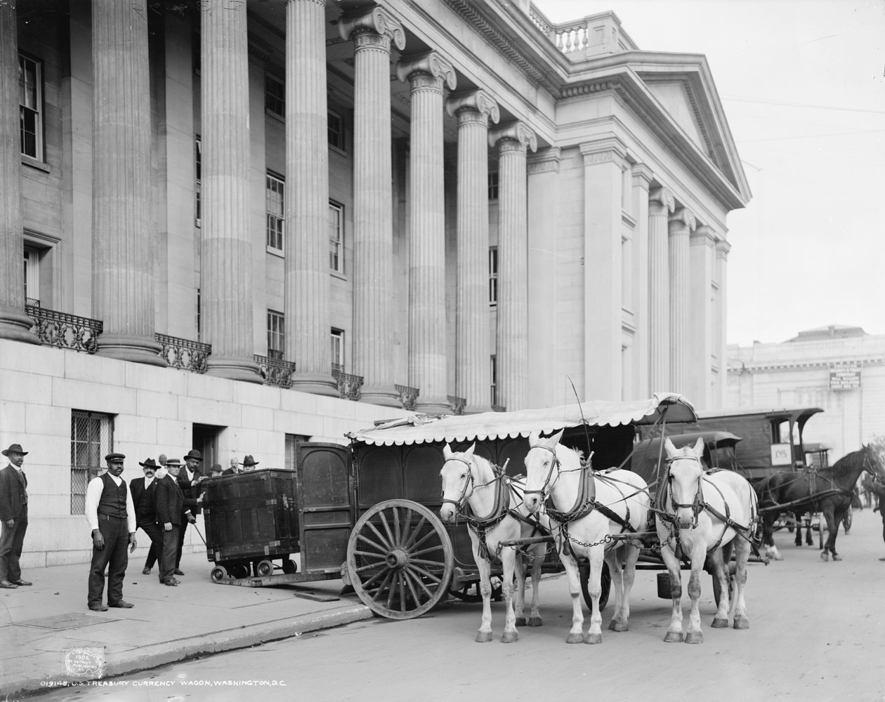 Wagon walutowy US Treasury, Waszyngton, DC, ok. 1906 (zdjęcie czarno-białe) autorstwa Detroit Publishing Co.