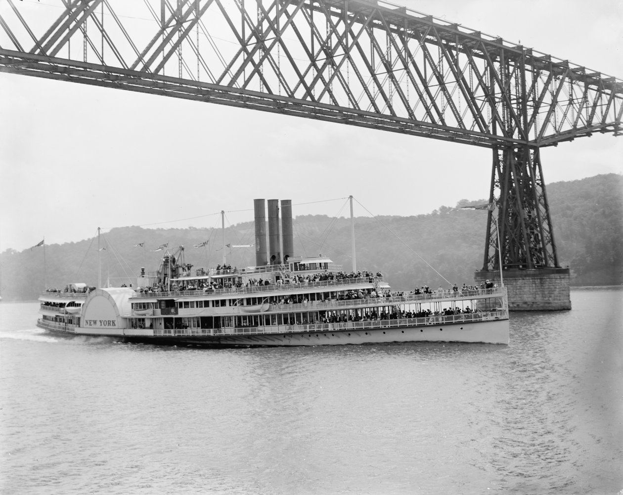 Pod mostem Poughkeepsie, Nowy Jork, ok. 1906 (zdjęcie czarno-białe) autorstwa Detroit Publishing Co.