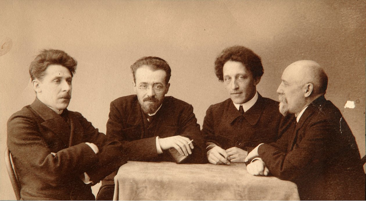 Portret grupowy poetów Aleksandra (Aleksandra) Aleksandrowicza Błoka (1880-1921), Georgii (George) Czulkowa (1879-1939), Konstantyna Aleksandrowicza Erberga (Siunnerberg, Syunnerberg, Sunnenberg) (1871-1942) i Fiodora Sologuba (Fiodor Sologub, Fiodor Kuźmi autorstwa Dmitri Spiridonovich Zdobnov