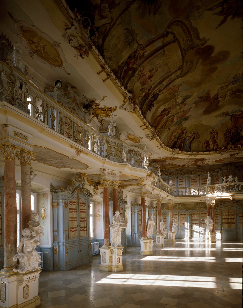 Widok sali bibliotecznej klasztoru Schussenried zrealizowanej przez architekta Domenikusa Zimmermanna (1685-1766) Schussenried XVIII w., Niemcy autorstwa Dominikus Zimmermann