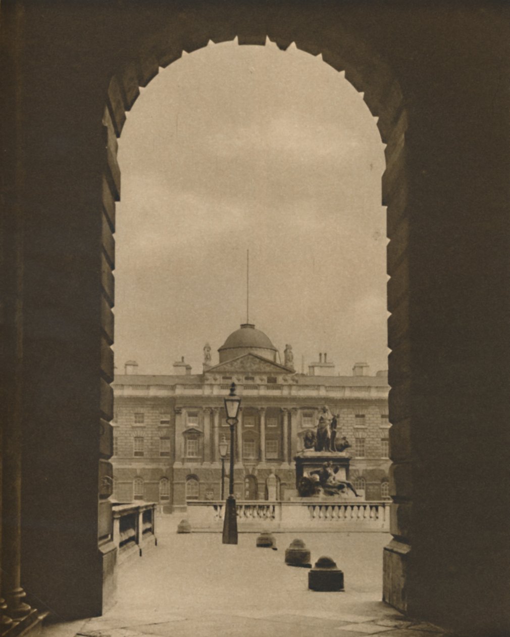 Przelotny widok Somerset House od strony Strand, c1935. autorstwa Donald McLeish