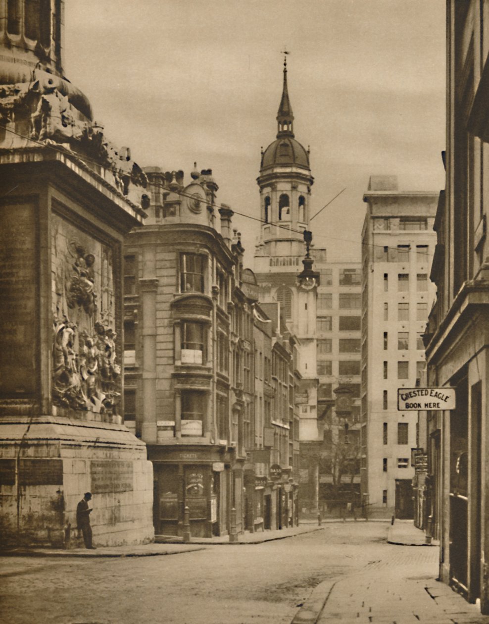 U podstawy pomnika Fish Street Hill, c1935. autorstwa Donald McLeish