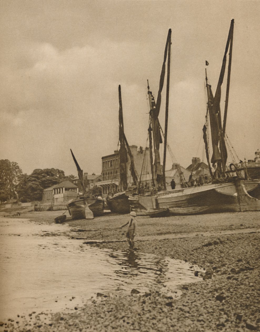 Barki na mieliźnie w Mortlake z przypływem przy pełnym przypływie, c1935. autorstwa Donald McLeish
