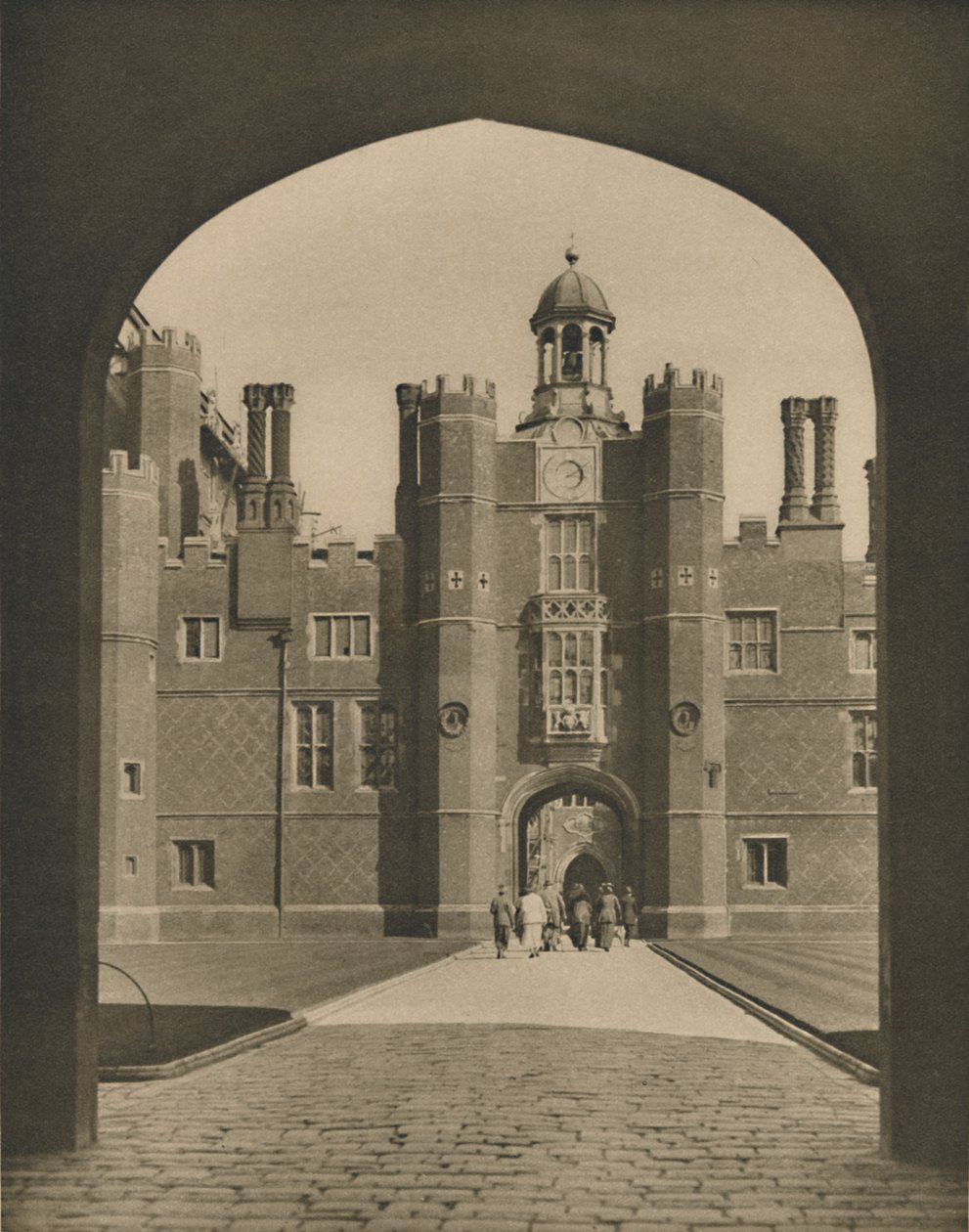 Base Court, pierwszy czworobok pałacu Wolseys, c1935. autorstwa Donald McLeish