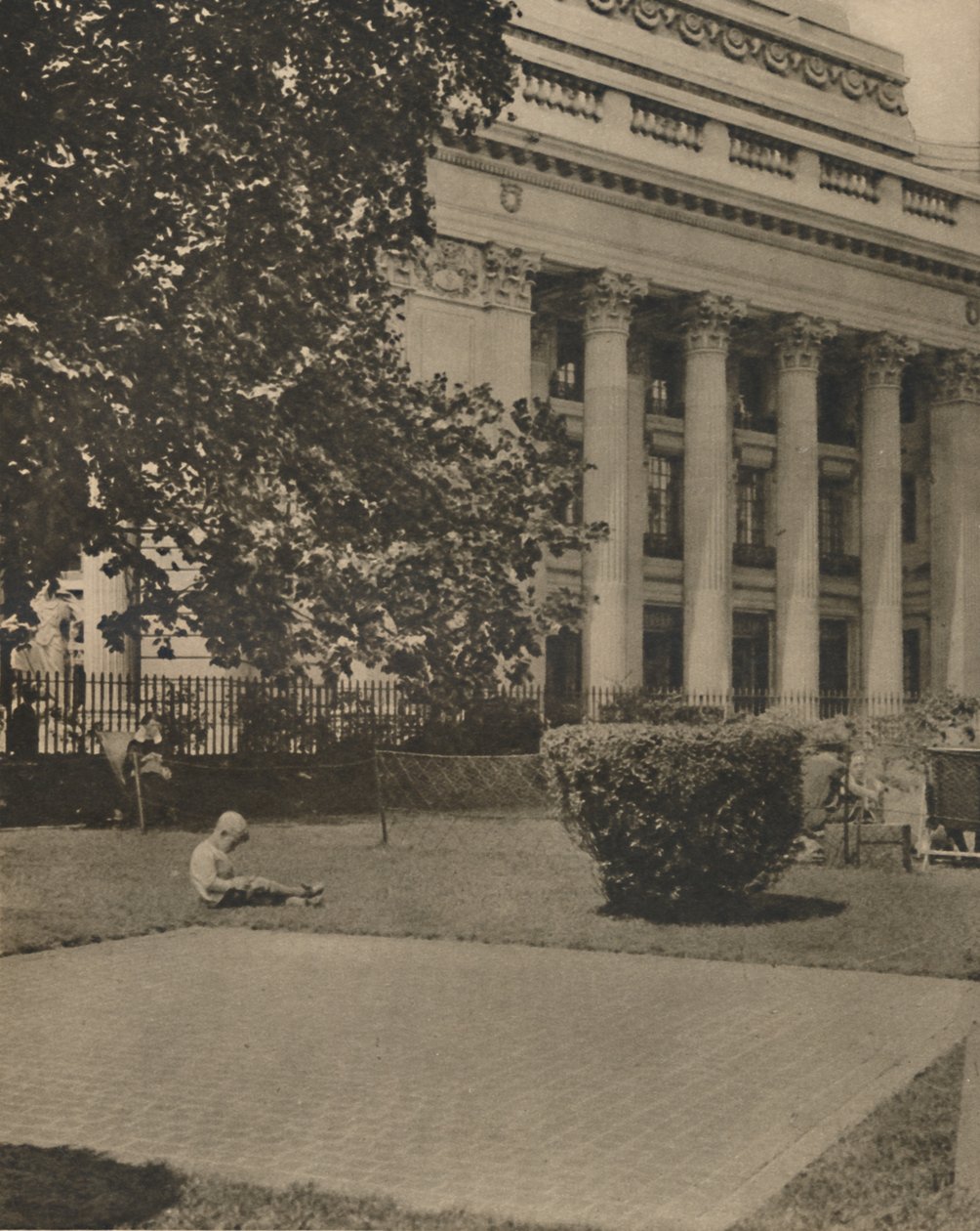 Dzieci bawią się tam, gdzie kiedyś rusztowanie ociekało krwią, c1935. autorstwa Donald McLeish