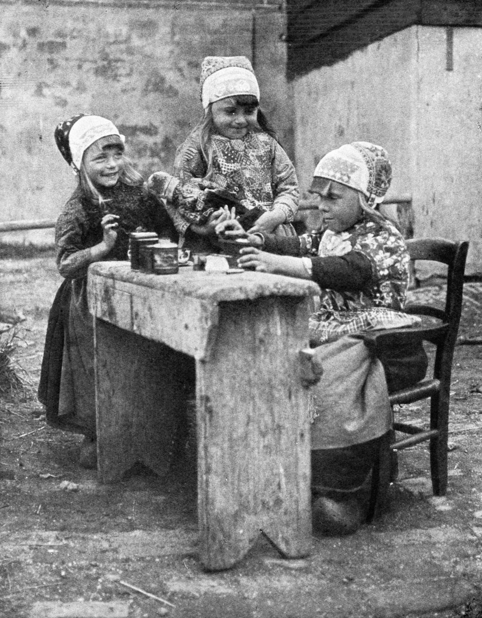 Dzieci w tradycyjnych strojach, Marken, Holandia, 1936. autorstwa Donald McLeish