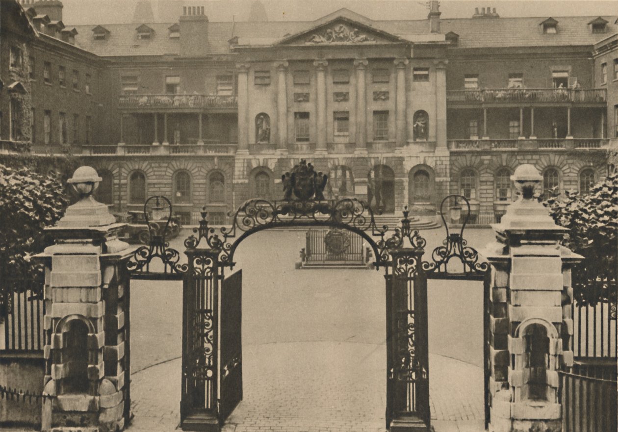 Wejście do Guys Hospital z pomnikiem założycieli na środku dziedzińca, c1935. autorstwa Donald McLeish