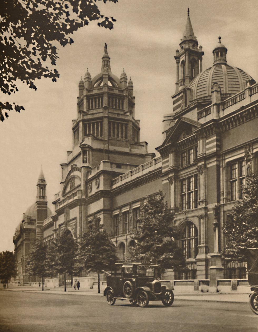 Fasada Muzeum Wiktorii i Alberta przy Cromwell Road, c1935. autorstwa Donald McLeish