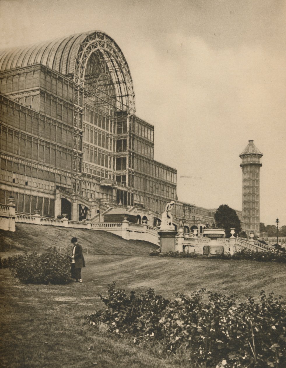 Szkło i dźwigary Pałacu Kryształowego w Sydenham, c1935. autorstwa Donald McLeish