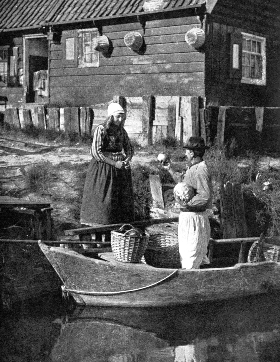Sklep warzywny przywożący towary łodzią, Marken, Holandia, 1936 autorstwa Donald McLeish