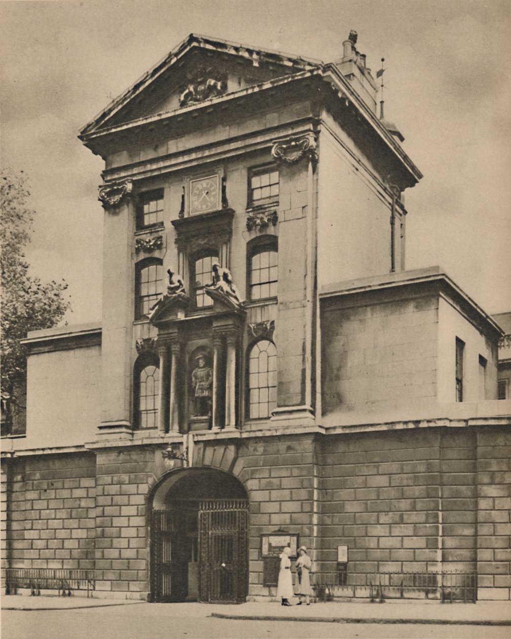 Brama główna św. Bartłomieja, najstarszy szpital w Londynie, ok. 1935. autorstwa Donald McLeish