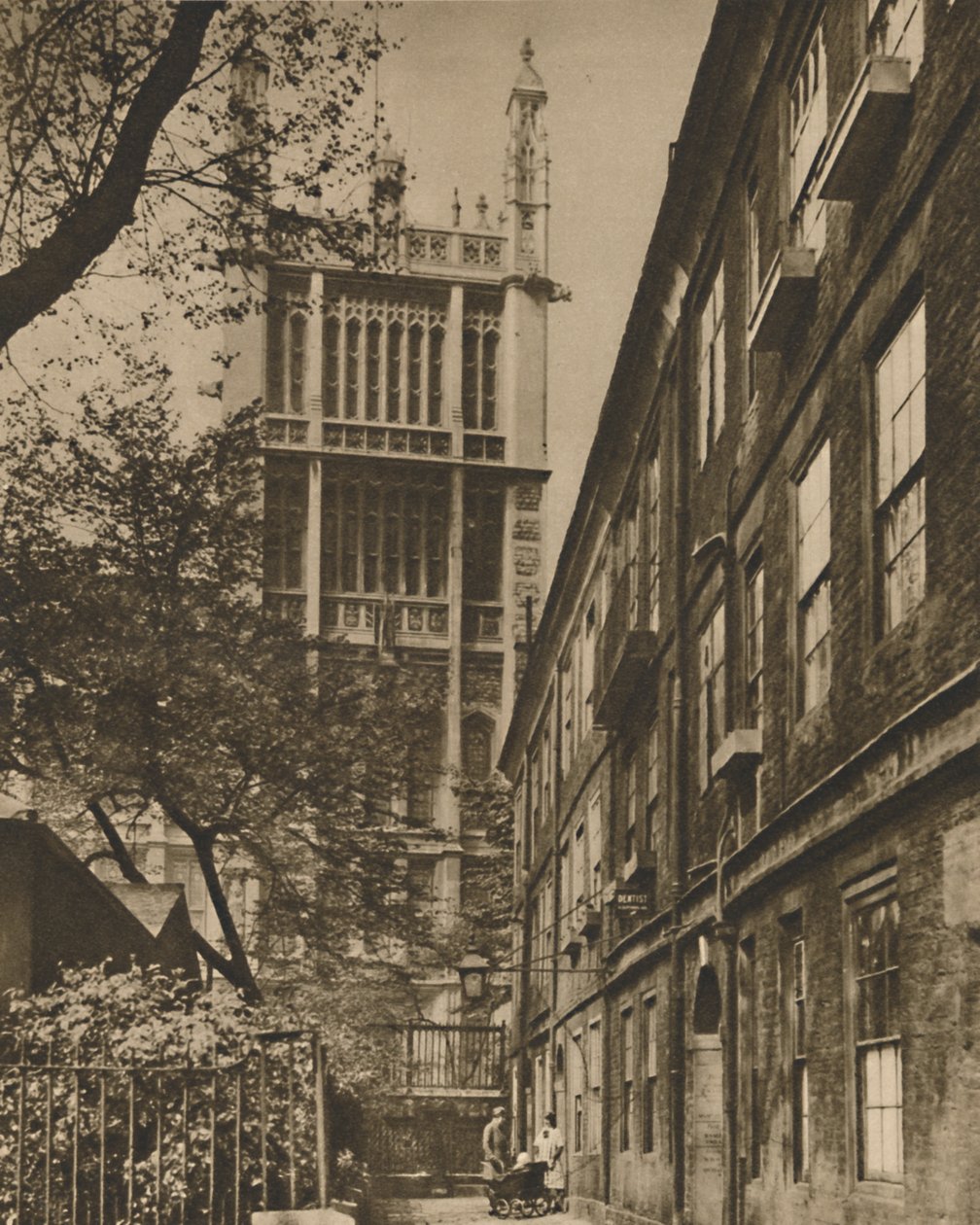 Pinnacle Tower of Record Office z Cliffords Inn, c1935. autorstwa Donald McLeish