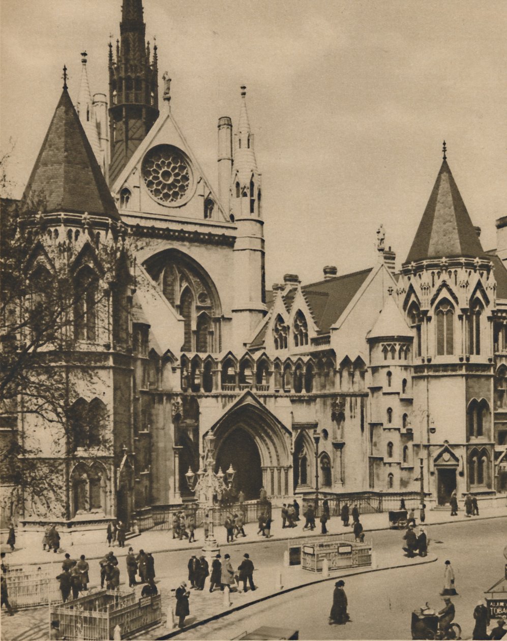 Królewskie sądy sprawiedliwości z okna na rogu Essex Street, c1935. autorstwa Donald McLeish