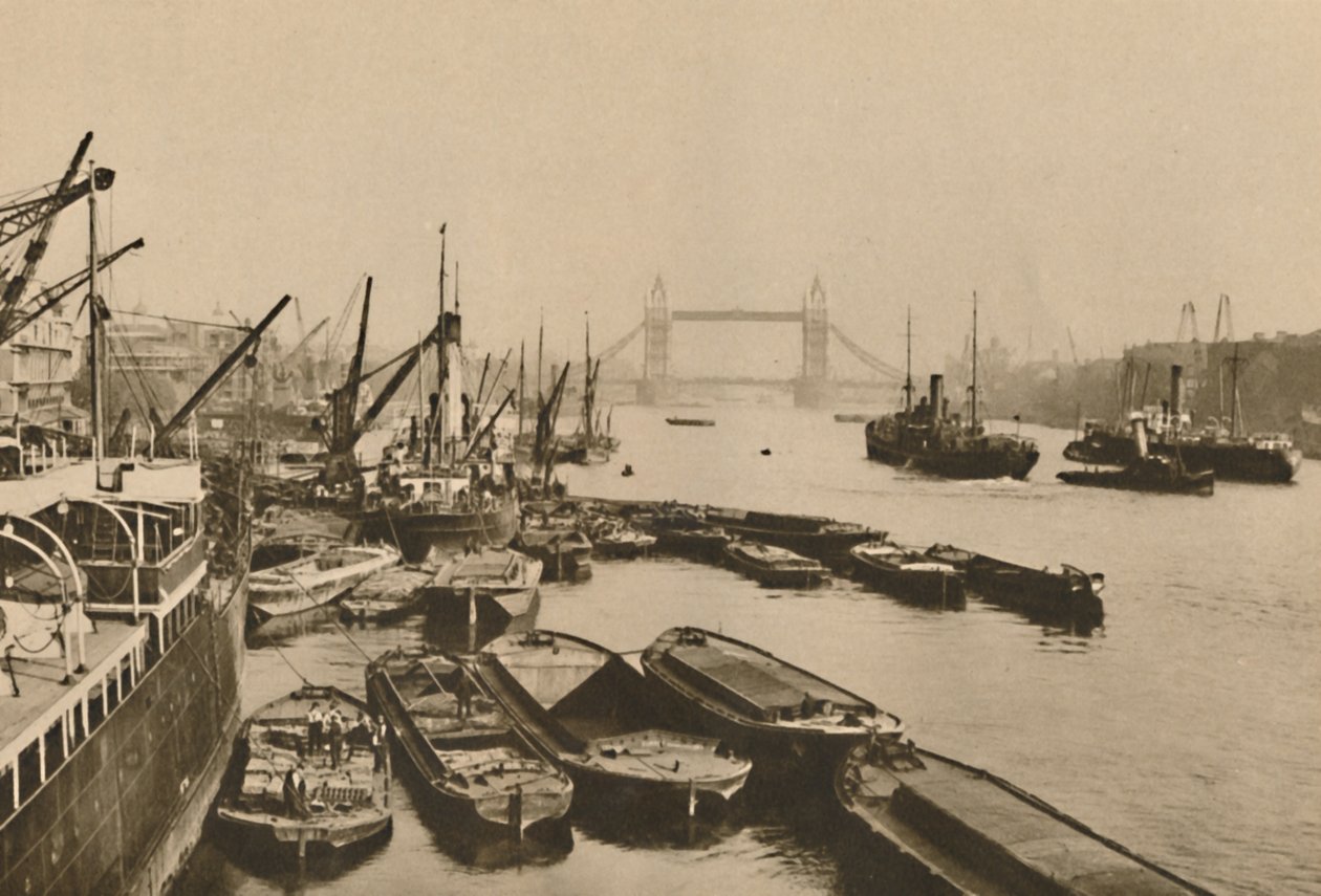 Wysyłka w Pool of London: widok z London Bridge do Tower Bridge, c1935. autorstwa Donald McLeish