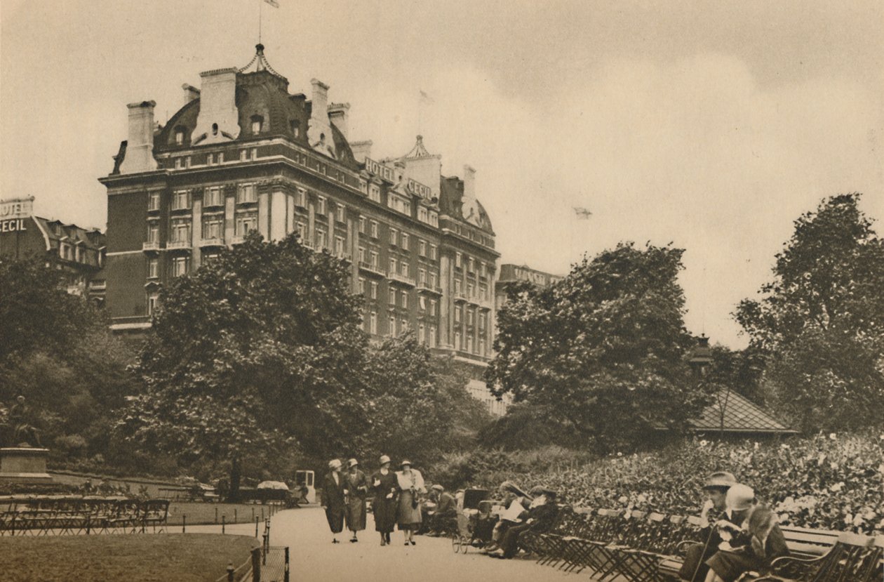 Sekcja Villiers Street w Ogrodzie Wiktorii i widok na hotel Cecil, ok. 1935. autorstwa Donald McLeish