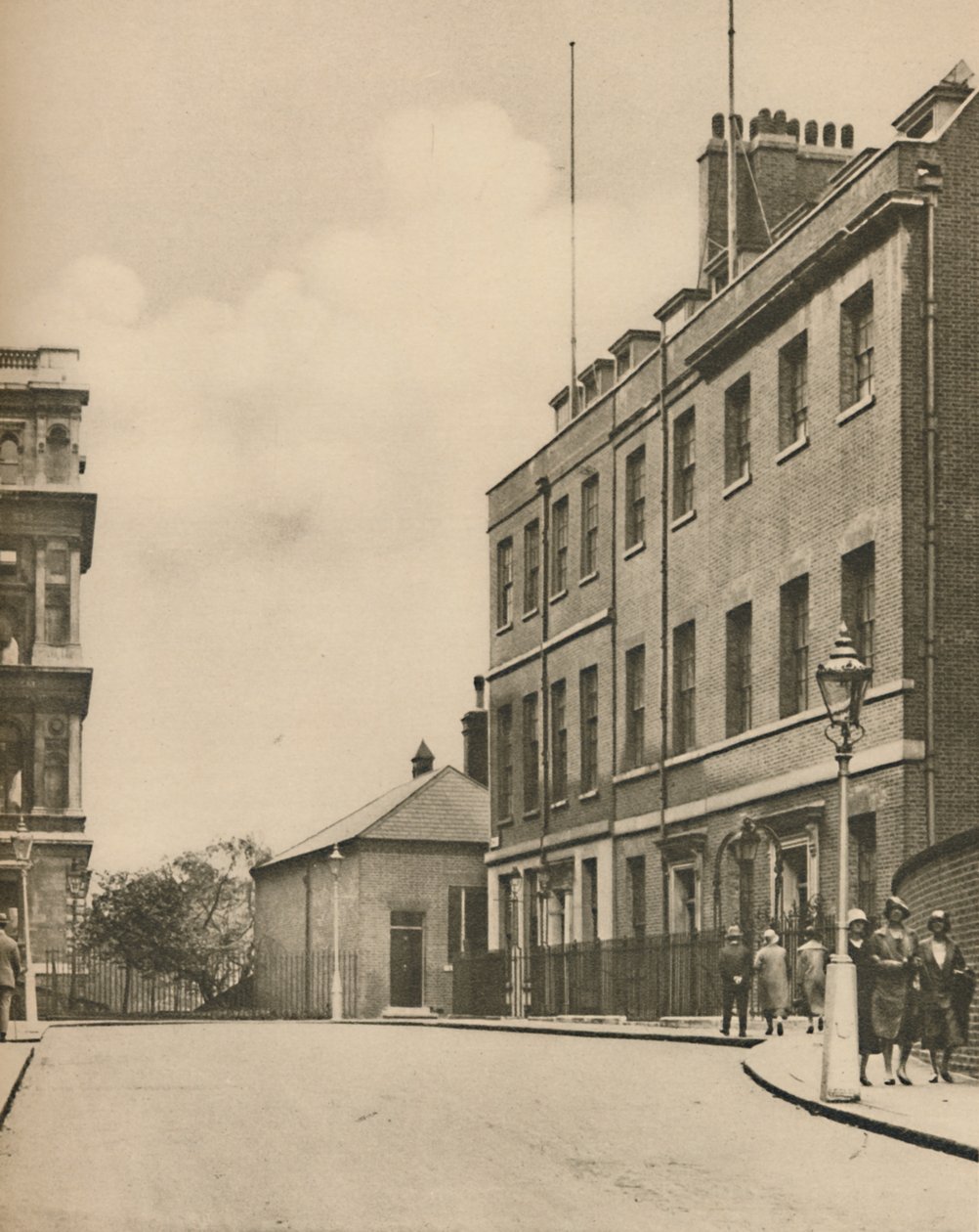 West End of Downing Street, nr 10 i spojrzenie na Ministerstwo Spraw Zagranicznych, c1935. autorstwa Donald McLeish