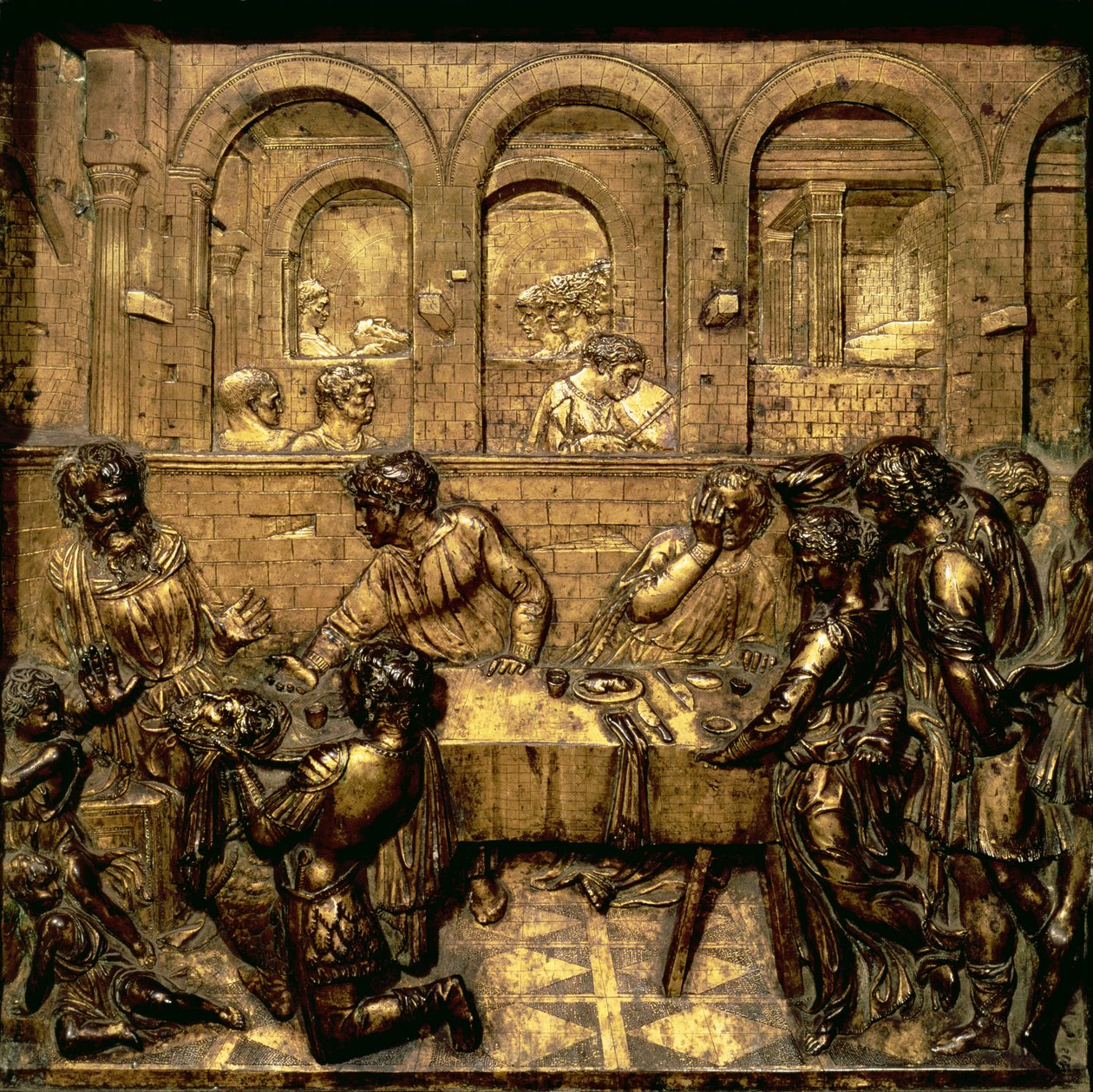 Uczta Heroda, z cyklu płaskorzeźb ilustrujących życie Jana Chrzciciela na sześciokątnej chrzcielnicy w baptysterium, 1417-30 (brąz złocony) autorstwa Donatello