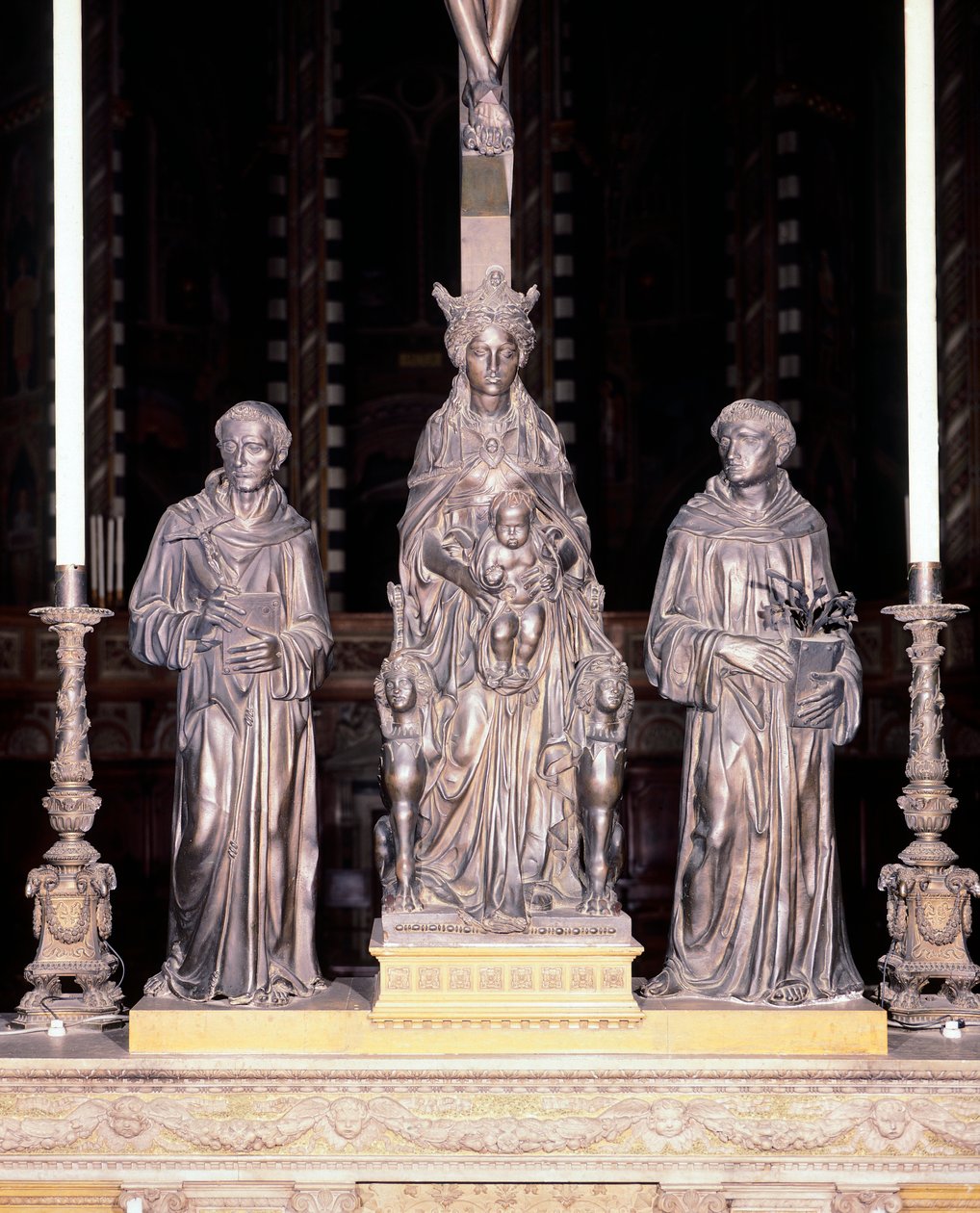 Włochy, Padwa, bazylika św. Antoniego Padewskiego, Grupa Matki Boskiej z Dzieciątkiem ze świętymi, autorstwa Donatello (ok. 1386-1466), brąz autorstwa Donatello