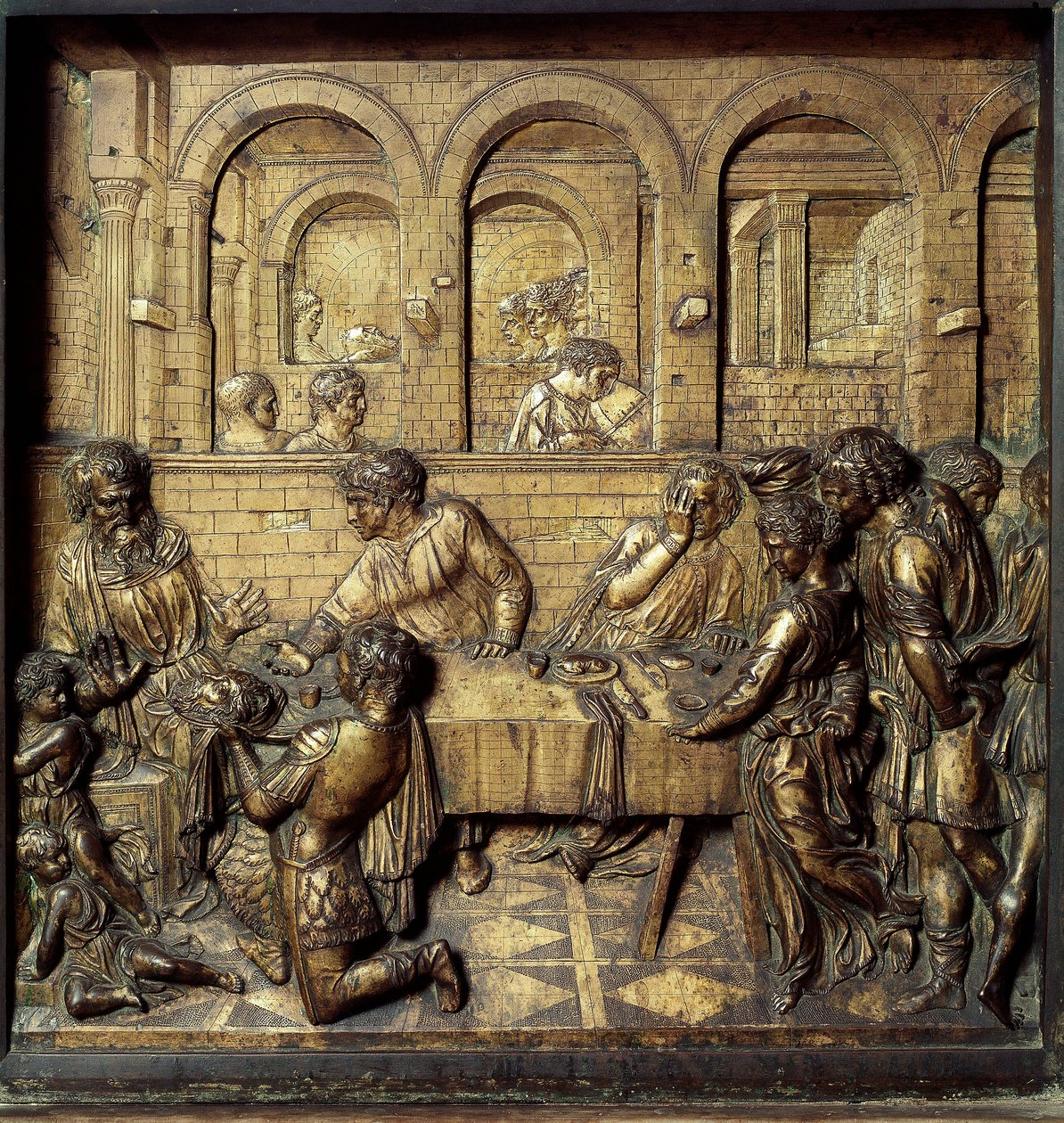 Bankiet Heroda Antypasa II (21 pne-39 ne). Fragment dolnego reliefu chrzcielnicy wykonane przez Donato di Niccolo di Betto Bardi dit Donatello (1386-1466) autorstwa Donatello
