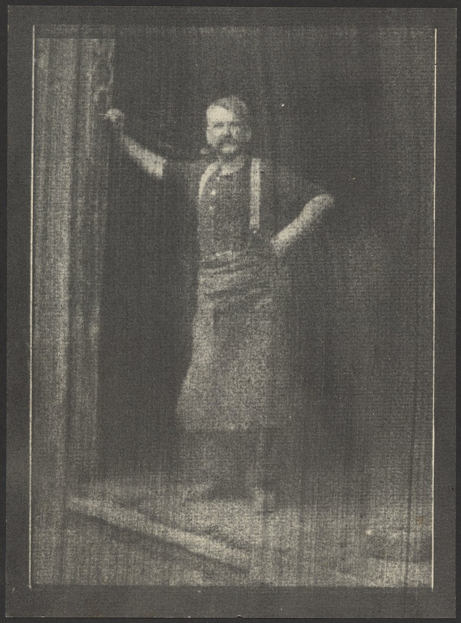 [Kowal stojący w drzwiach, fajka w ustach] autorstwa Doris Ulmann