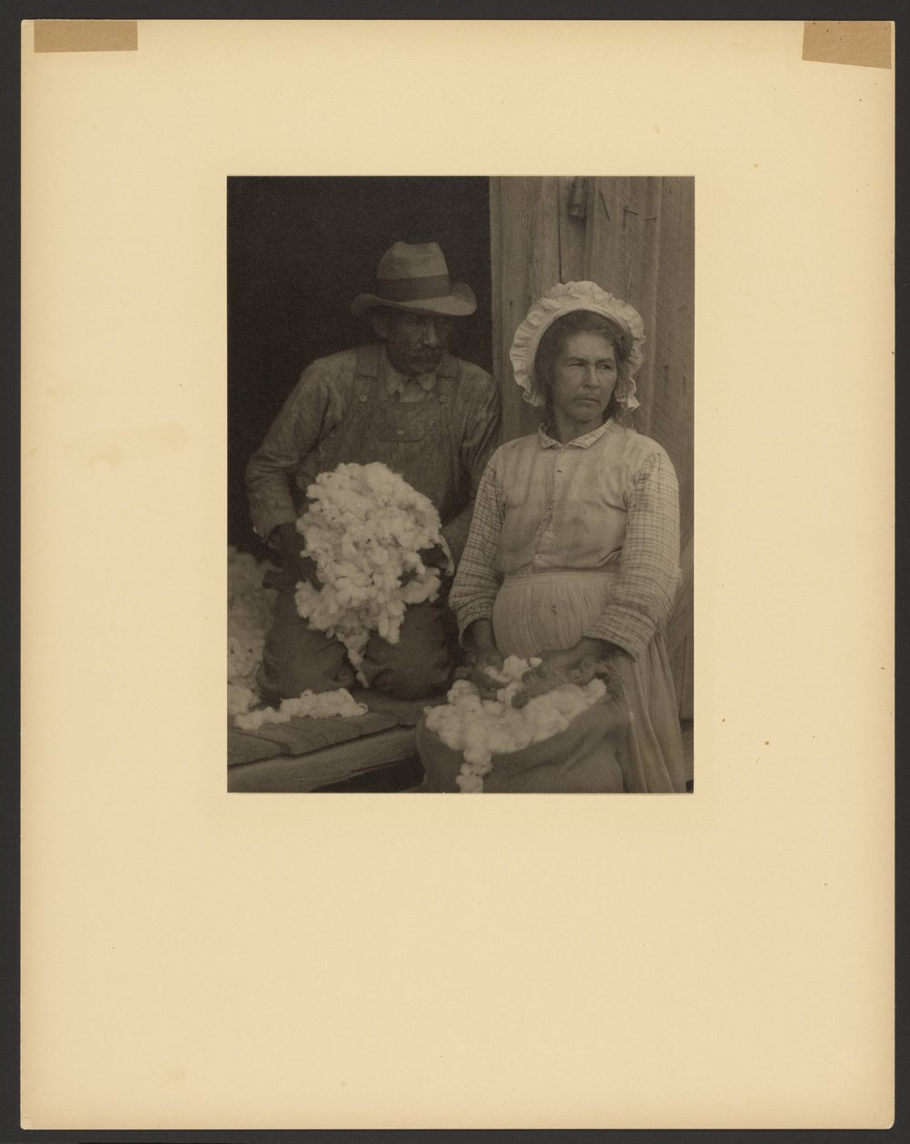 Para na farmie z zebraną bawełną, południowo-wschodnie USA autorstwa Doris Ulmann