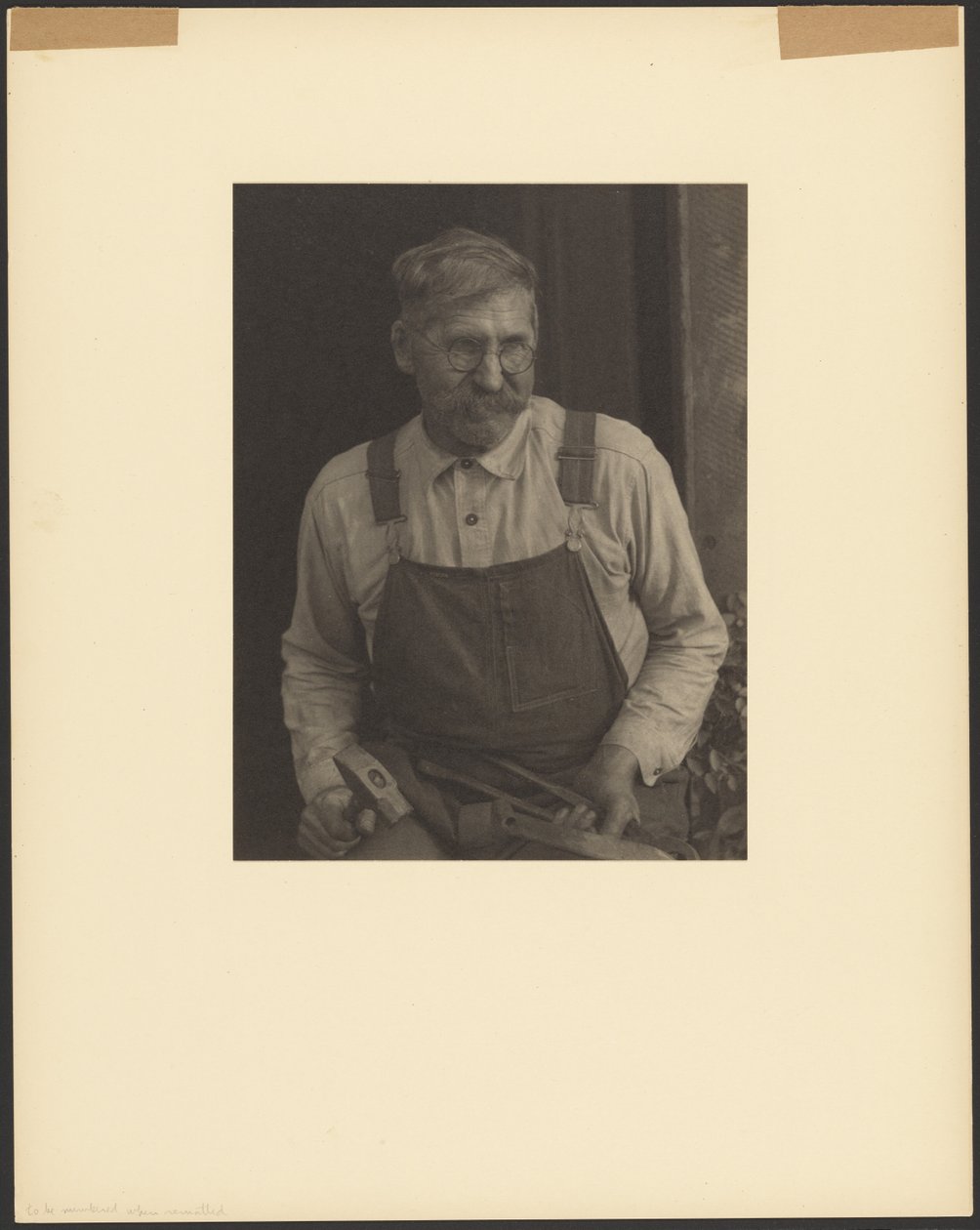 [James Duff, A Fiddler, Hazard, Kentucky, Holding Tools]. autorstwa Doris Ulmann