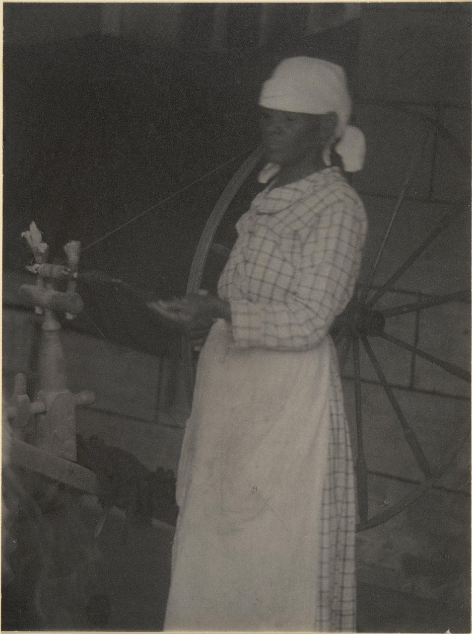 Kobieta przy kołowrotku autorstwa Doris Ulmann