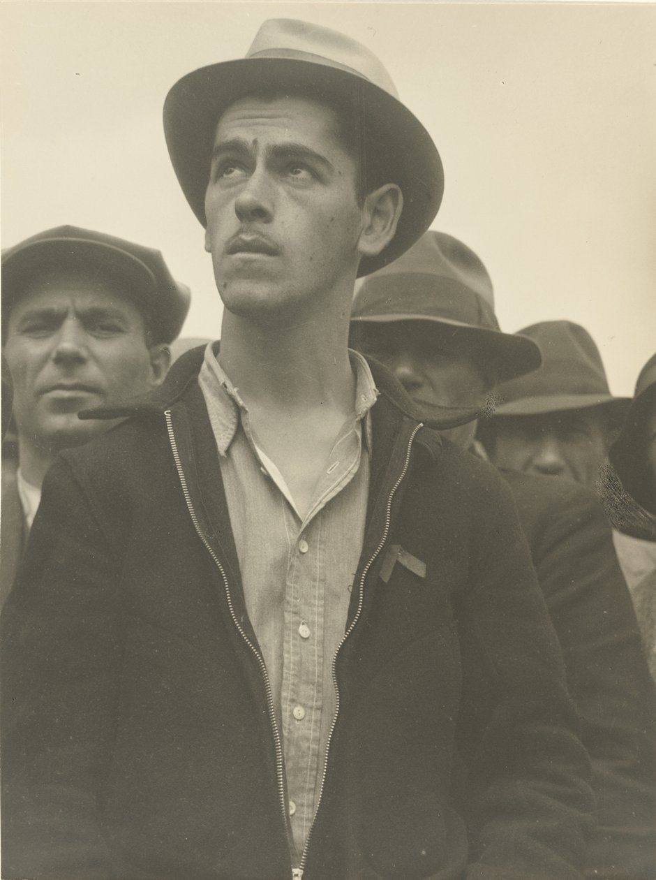 Spotkanie uliczne, San Francisco / "Tutaj demokracja przetrwa" / "Co przed nami" autorstwa Dorothea Lange