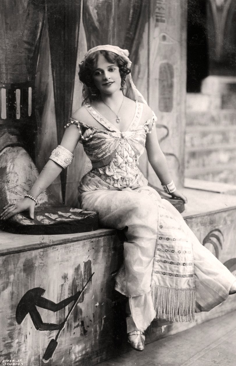 Madge Vincent, piosenkarka i aktorka, 1900. autorstwa Dover Street Studios
