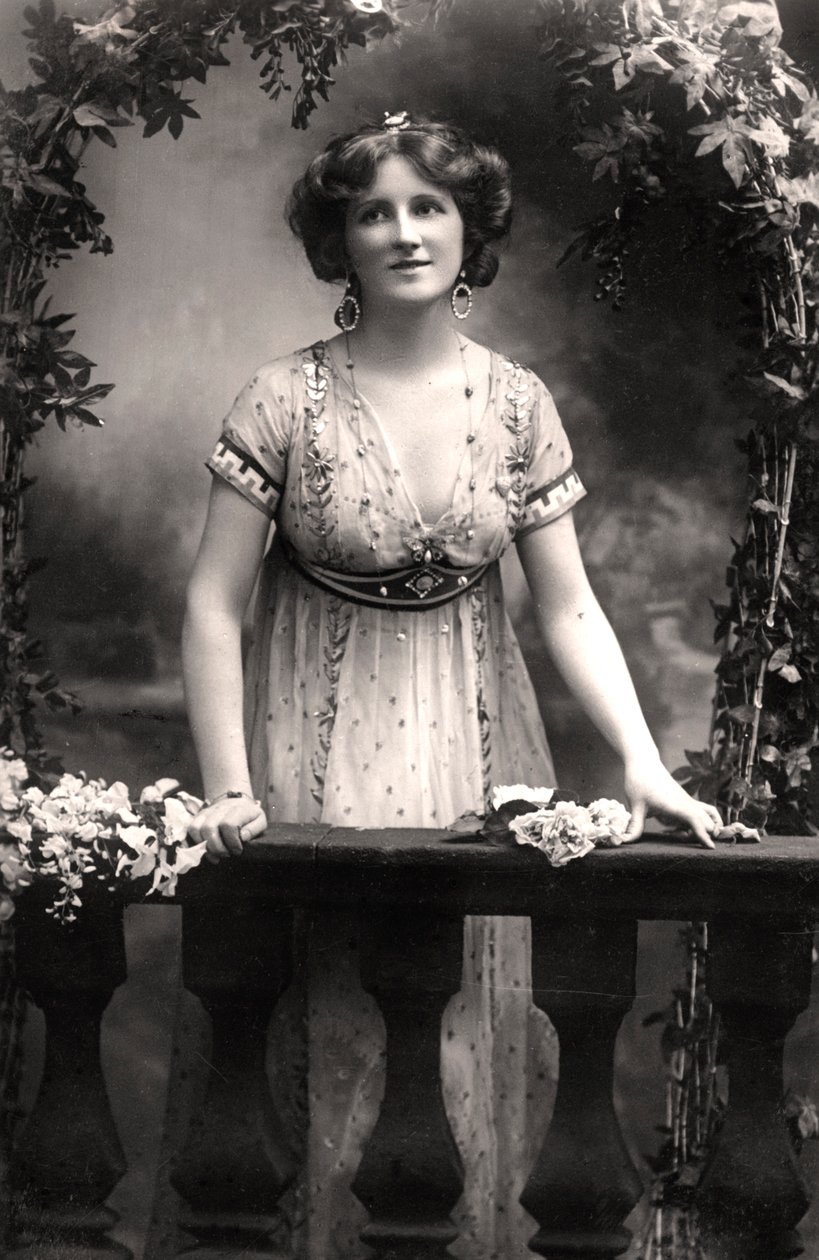 Nina Sevening, aktorka, 1900. autorstwa Dover Street Studios