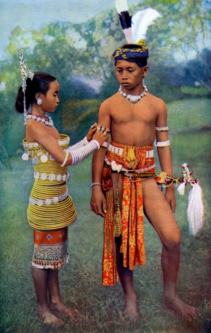 „Młodzi ludzie z Iban lub Sea Dayaks w strojach galowych, Borneo”, 1922 autorstwa Dr Charles Hose